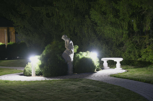 Ogród romantycznie oświetlony nocą